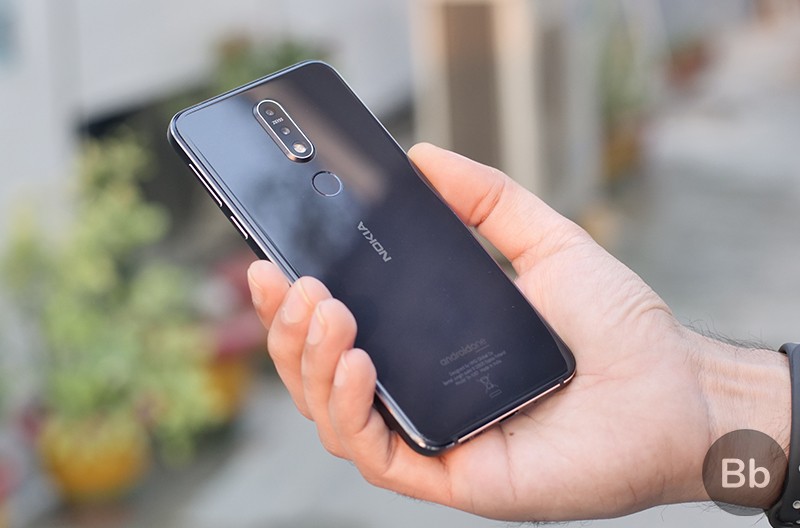 alt text: Hình ảnh Nokia 7.1 cầm trên tay