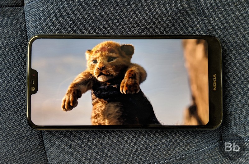 alt text: Hình ảnh so sánh màn hình Nokia 7.1 với các đối thủ