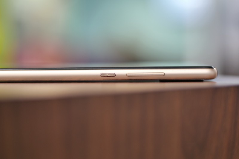 Ảnh cận cảnh cổng USB-C và khe cắm SIM trên Mi 8 SE