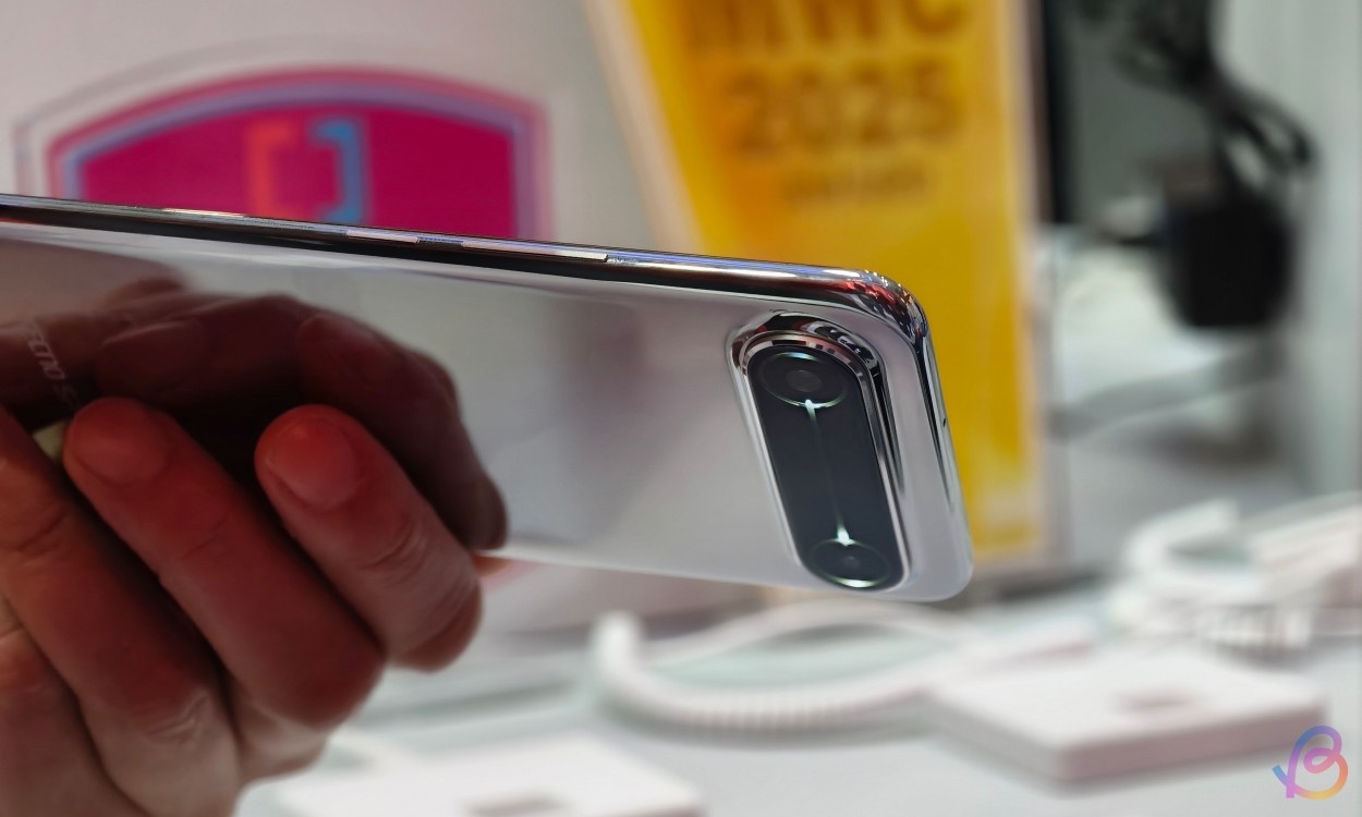 Ảnh chụp cận cảnh tay cầm Tecno Spark Slim tại MWC 2025