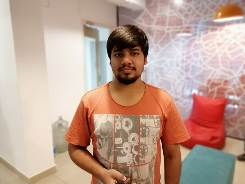 Ảnh chụp chân dung trong điều kiện ánh sáng yếu bằng camera sau của Huawei Nova 3i, cho thấy hiệu ứng bokeh vẫn được duy trì ở mức ổn