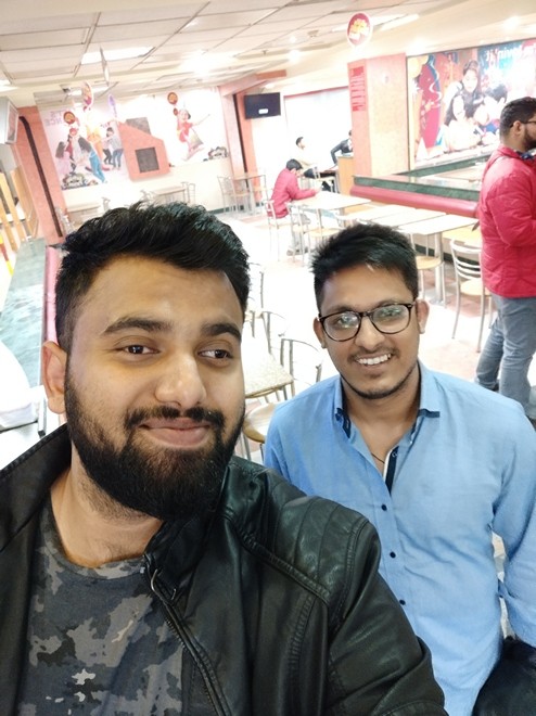 Ảnh selfie chụp ban ngày bằng Redmi Note 5 Pro cho thấy độ chi tiết tốt và màu sắc sống động.