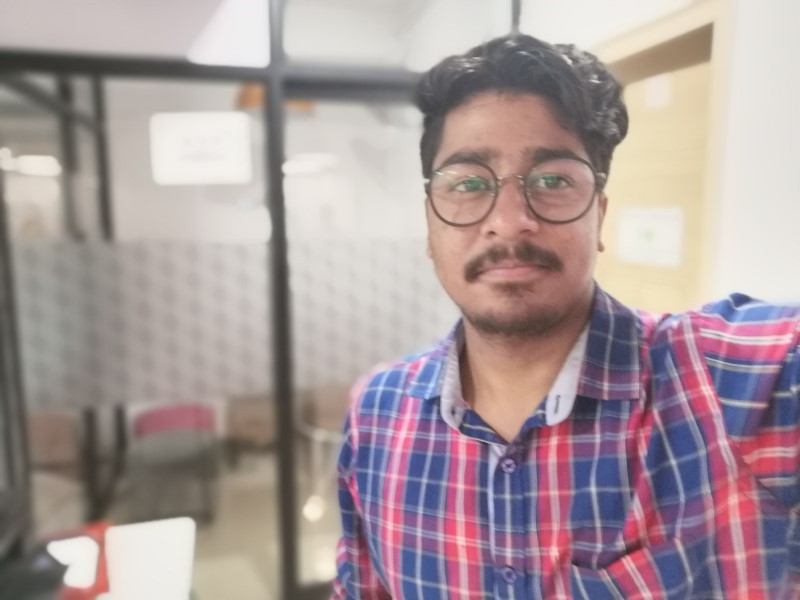 Ảnh selfie góc rộng từ camera trước của Huawei Nova 3i, phù hợp để chụp ảnh nhóm