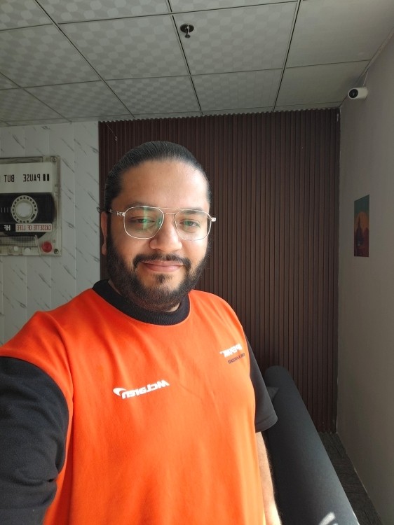 Ảnh selfie POCO F6 - Manmeet