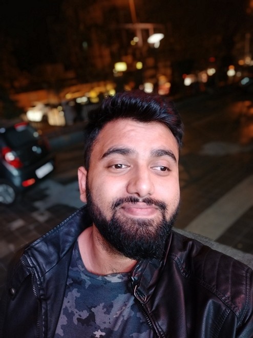 Ảnh selfie thiếu sáng từ Redmi Note 5 Pro cho thấy khả năng kiểm soát noise khá tốt nhờ đèn flash trợ sáng.