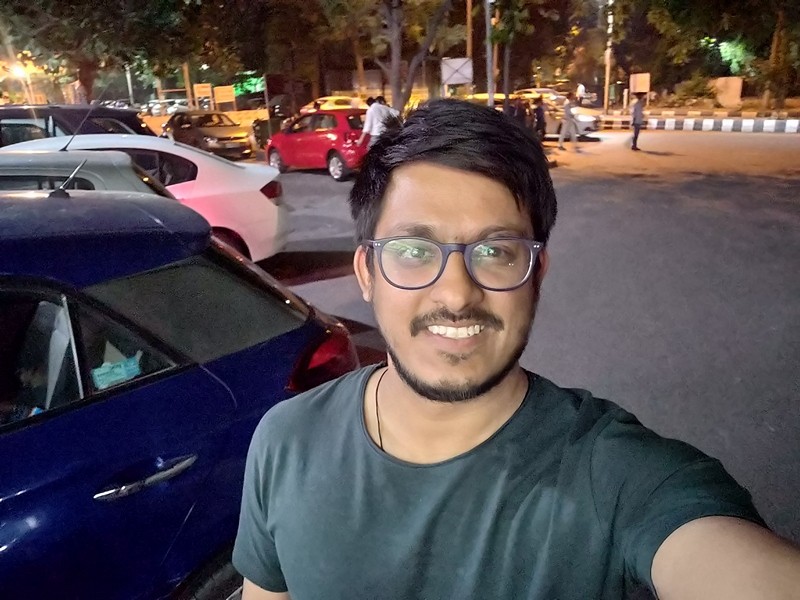 Ảnh selfie từ OnePlus 6 trong điều kiện ánh sáng phức tạp vẫn giữ được chi tiết