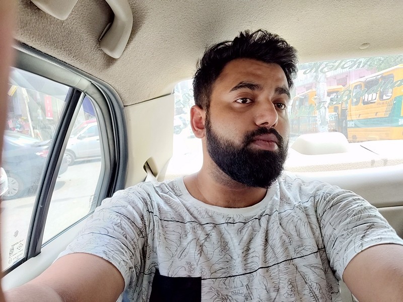 Ảnh selfie từ OnePlus 6 trong điều kiện ánh sáng tốt với độ chi tiết cao