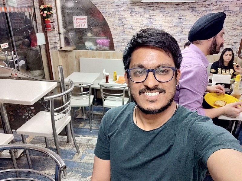 Ảnh selfie từ OnePlus 6 với độ sắc nét tốt