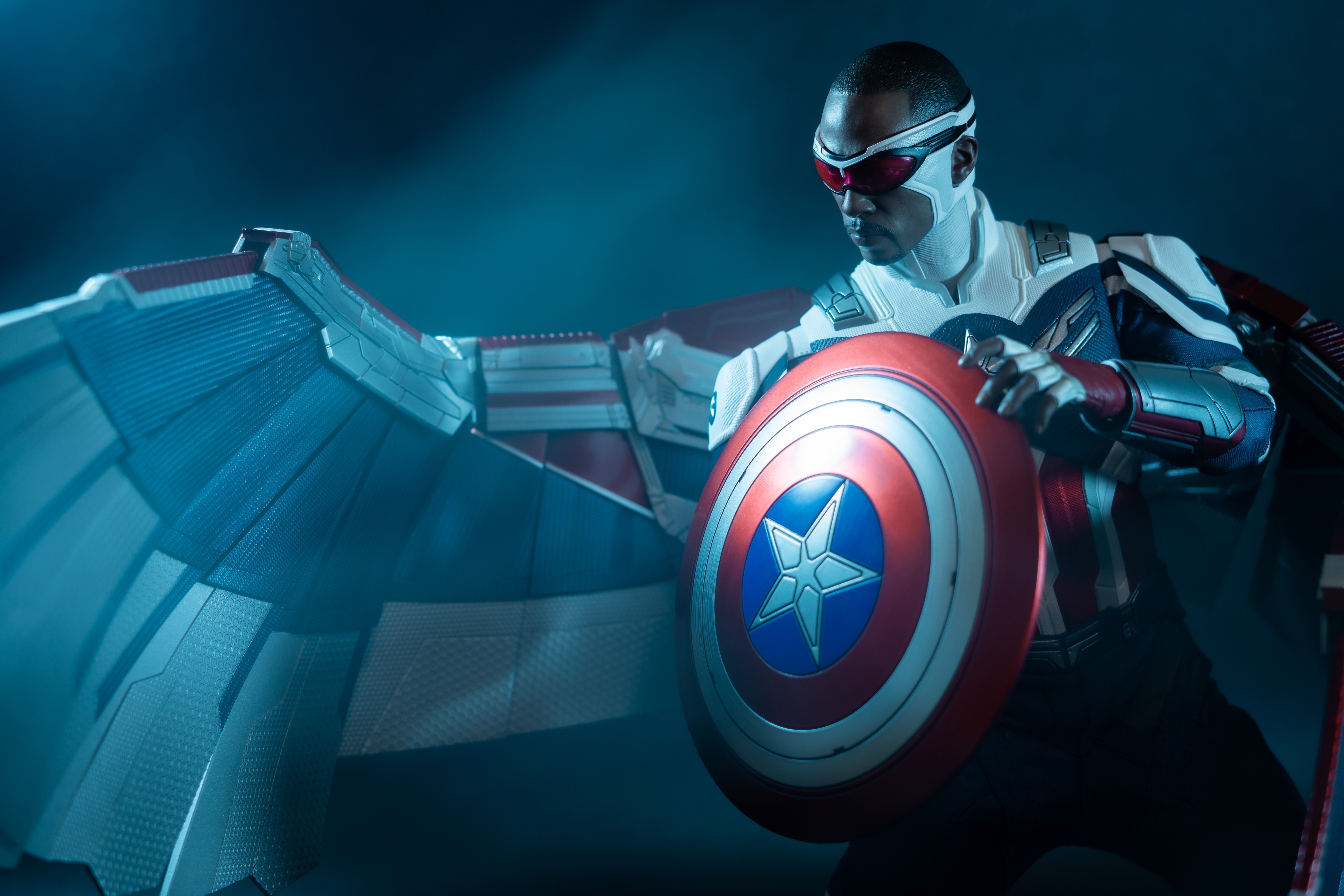 Anthony Mackie trong vai Captain America