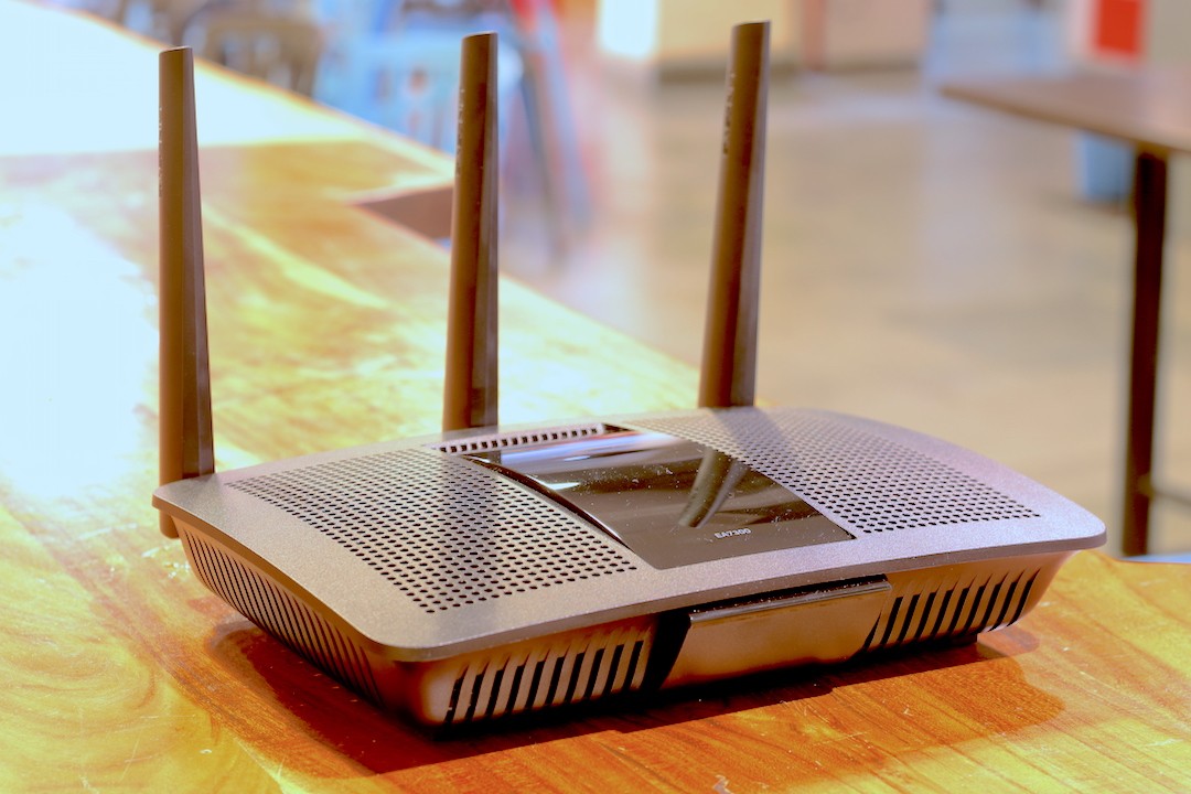 Ba ăng ten ngoài của Linksys EA7300 có thể điều chỉnh hướng để tối ưu sóng