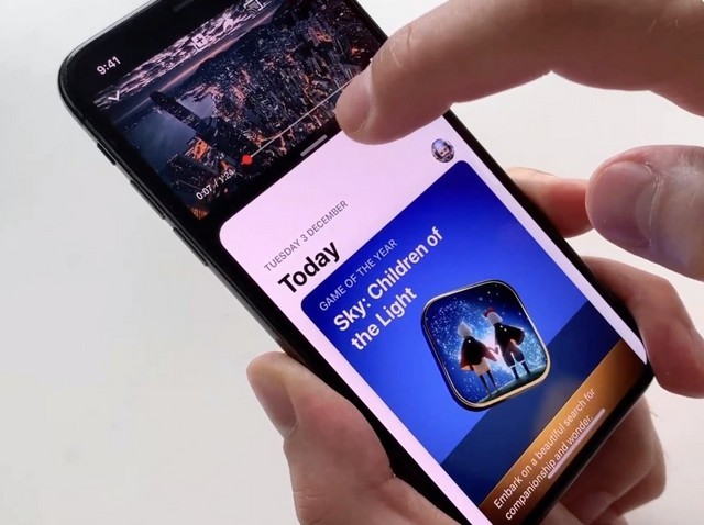 Bản dựng Split View trên iPhone với YouTube và App Store chia đôi màn hình