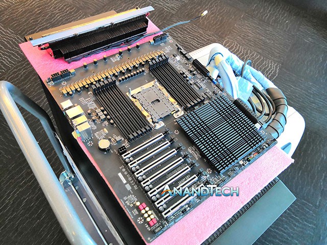 Intel Ra Mắt CPU Core i7-8086K Đặc Biệt và CPU 28 Lõi 5GHz Tại Computex 2018