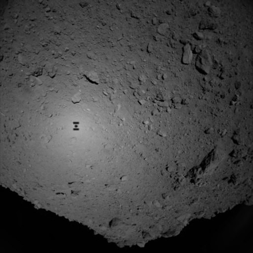 Bóng của Hayabusa2 trên bề mặt tiểu hành tinh Ryugu