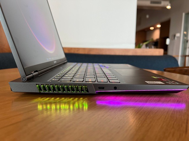 Các cổng kết nối bên phải của Lenovo Legion 7