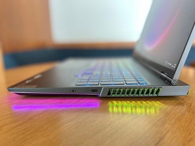 Các cổng kết nối bên trái của Lenovo Legion 7