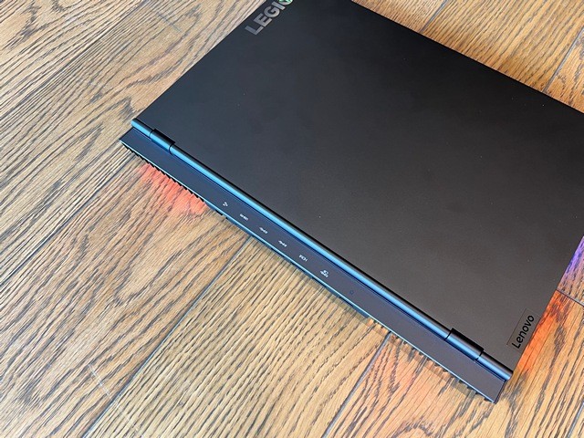 Các cổng kết nối được bố trí ở mặt sau của Lenovo Legion 7, có đèn nền giúp dễ dàng thao tác