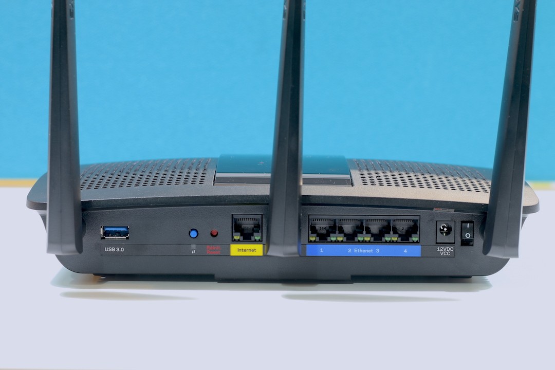 Các cổng kết nối ở mặt sau Linksys EA7300 bao gồm LAN, WAN và USB