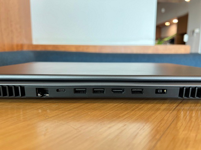 Các cổng kết nối phía sau của Lenovo Legion 7