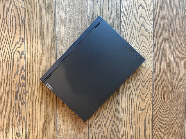 Các khe tản nhiệt được bố trí khoa học ở mặt dưới của Lenovo Legion 7