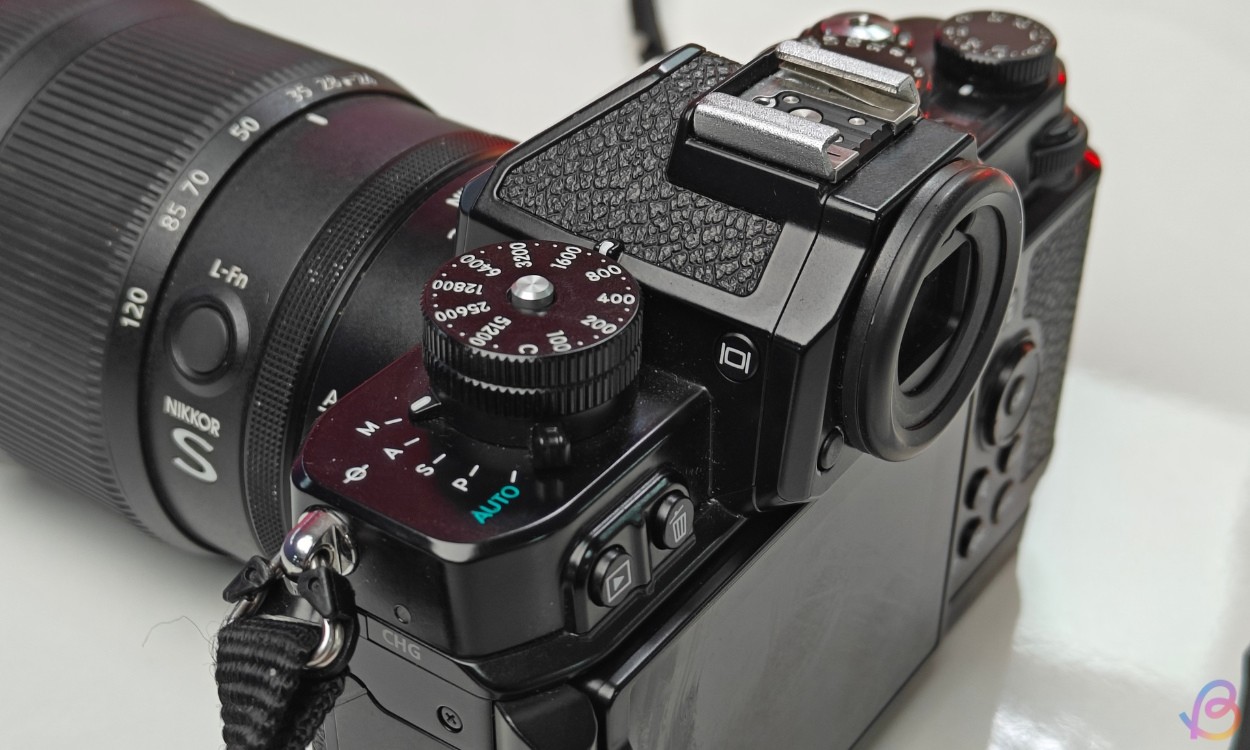 Các núm và nút bên trái Nikon Zf