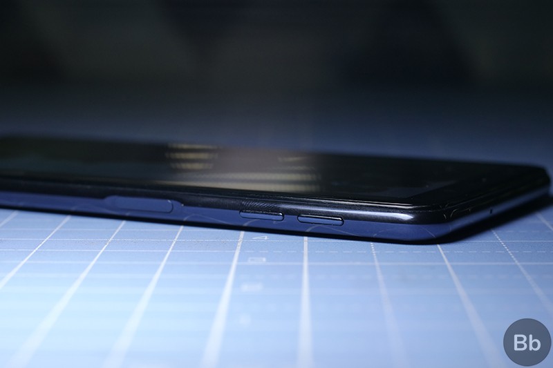 Các nút bấm và cổng kết nối trên Samsung Galaxy A7 (2018)