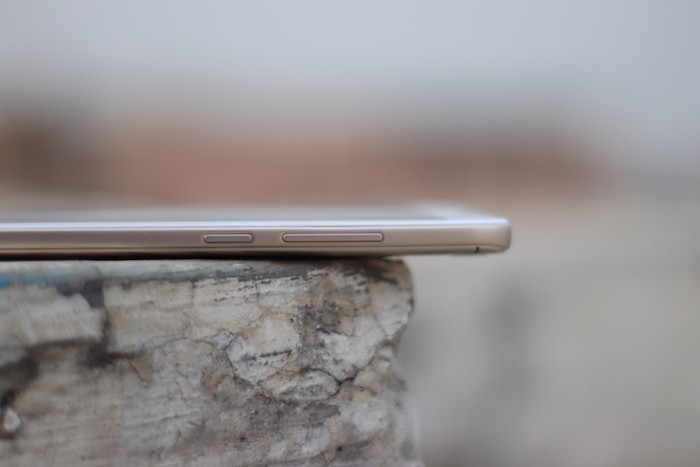 Các phím điều khiển âm lượng và phím nguồn ở cạnh bên của Redmi Y1