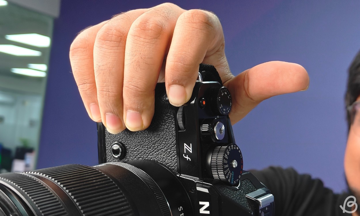 Cầm Nikon Zf bằng một tay