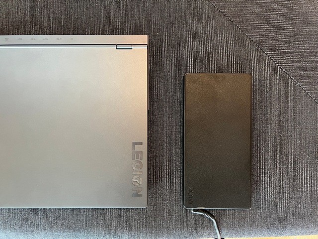 Cạnh bên của Lenovo Legion 7, cho thấy độ mỏng tương đối của máy