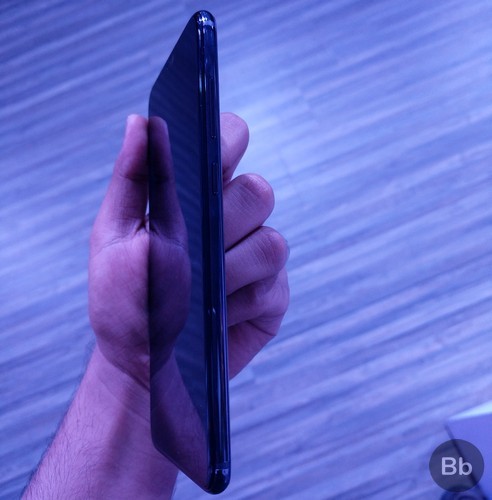 Cạnh bên Panasonic Eluga X1