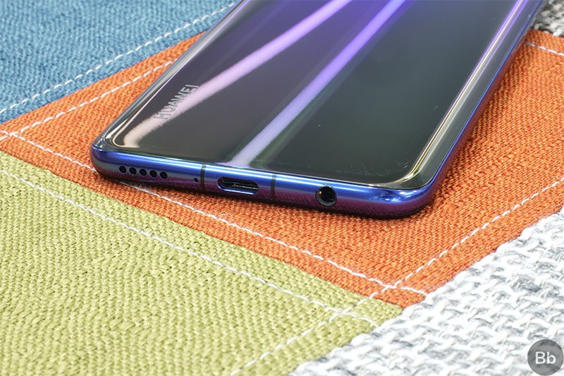 Cạnh dưới của Huawei Nova 3 với cổng USB Type-C, jack cắm tai nghe 3.5mm và loa ngoài