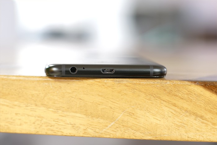 Cạnh dưới của Samsung Galaxy A6 Plus
