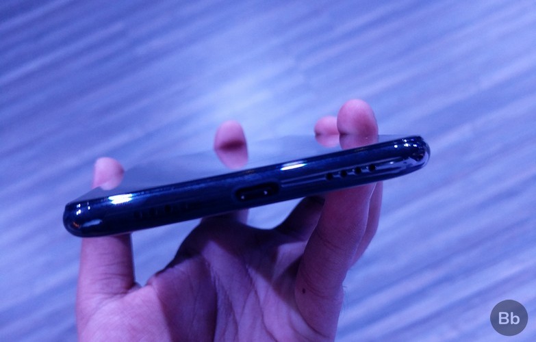 Cạnh dưới Panasonic Eluga X1