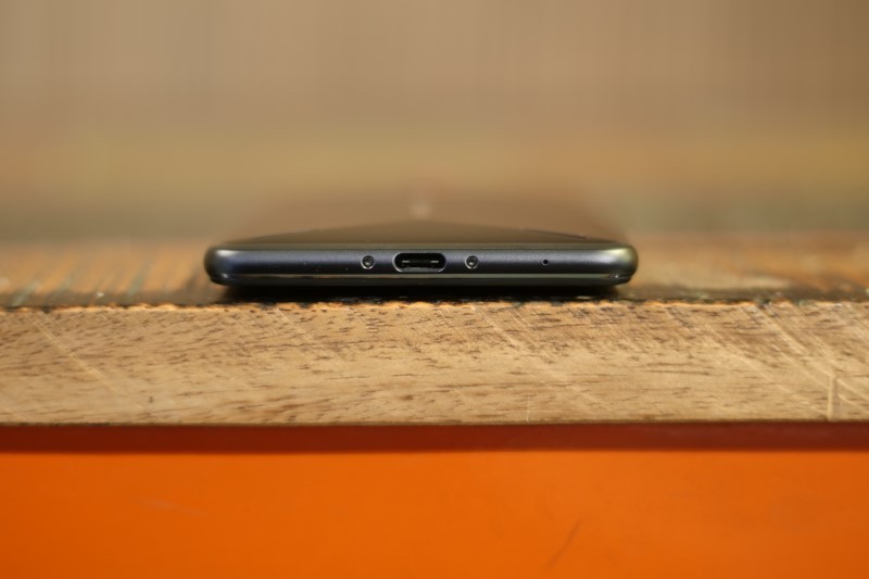 Cạnh dưới với cổng USB Type-C