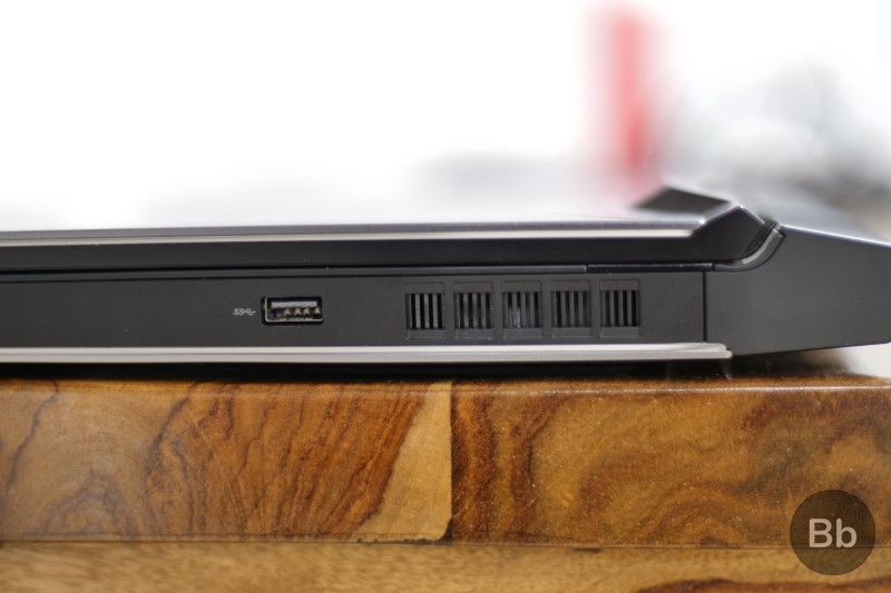 Cạnh phải của Alienware 17 R5 với cổng USB