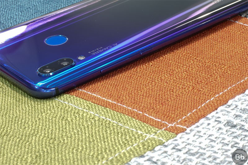 Cạnh phải của Huawei Nova 3 với nút nguồn và nút tăng giảm âm lượng