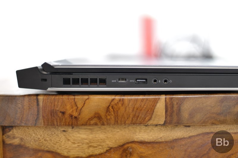 Cạnh trái của Alienware 17 R5 với các cổng kết nối
