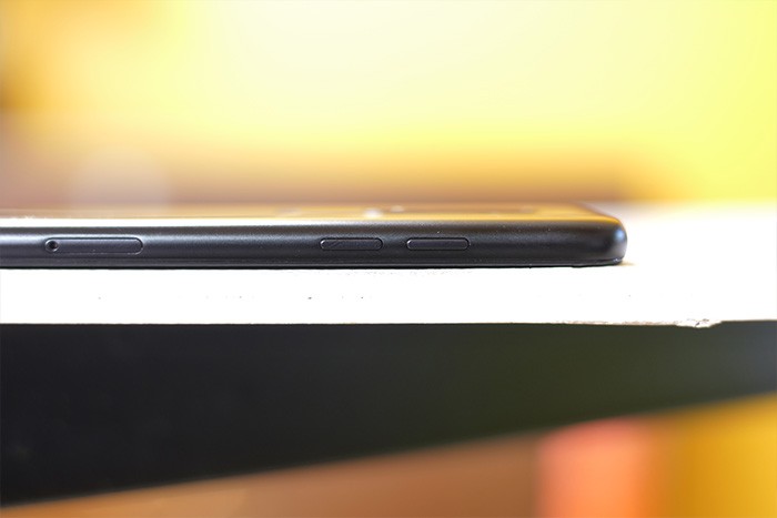 Cạnh trái của Samsung Galaxy A6 Plus