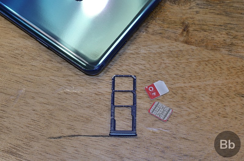 Cạnh trái của Samsung Galaxy A9 với phím Bixby chuyên dụng