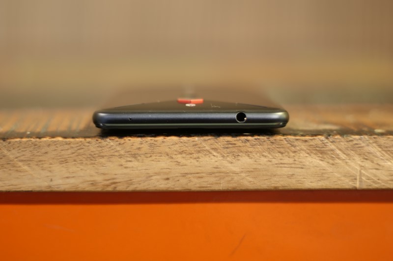 Cạnh trên của Nubia Red Magic với jack cắm 3.5mm