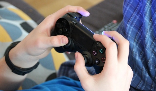 Chơi game trên tay cầm
