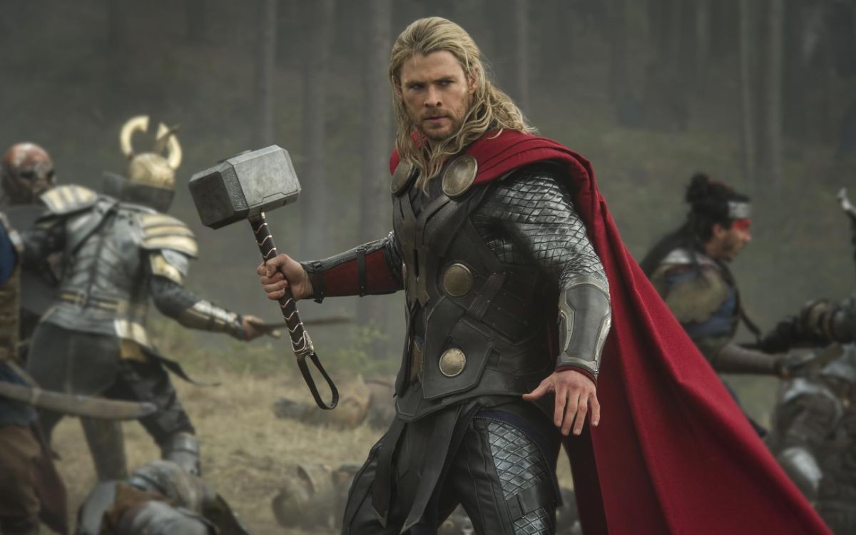 Chris Hemsworth trong vai Thor