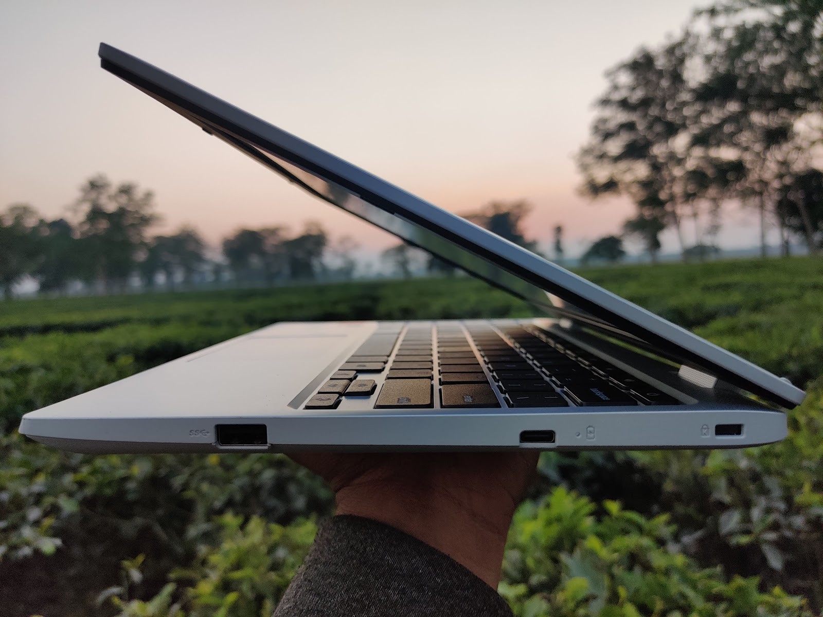 Cổng kết nối bên phải của Asus Chromebook CX1101