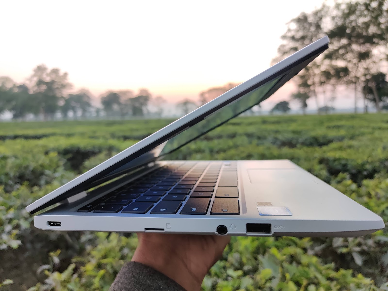 Cổng kết nối bên trái của Asus Chromebook CX1101