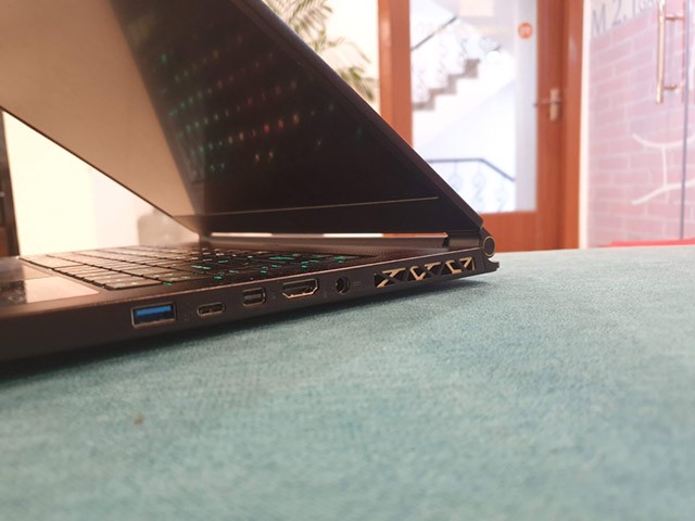 Cổng kết nối MSI GS65 Stealth