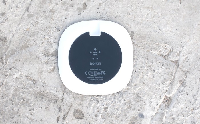 Cổng Micro USB ở mặt sau đế sạc Belkin F8M747bt Qi Wireless Charging Pad