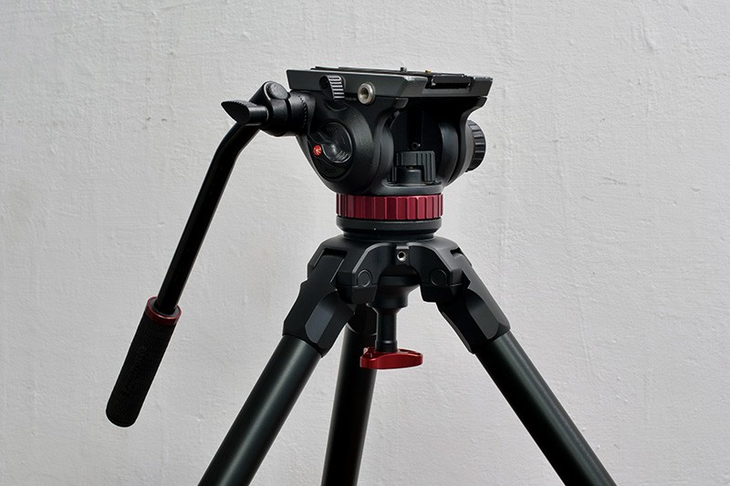 Đầu dầu Manfrotto được gắn trên tripod iFootage Wild Bull T5, cho thấy khả năng tương thích cao với các loại đầu tripod khác nhau