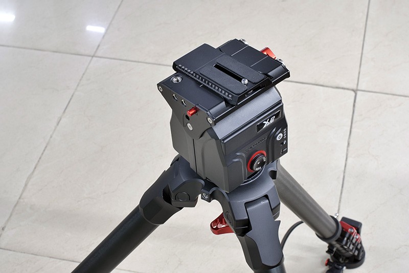 Đầu X2 Mini được gắn trên tripod iFootage Wild Bull T5, cho thấy khả năng tương thích với các loại đầu tripod chuyên dụng