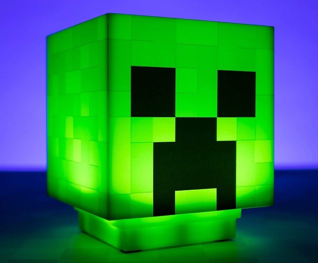 Đèn Bàn Creeper Minecraft: Mang Creeper vào phòng của bạn với chiếc đèn bàn độc đáo này, phát ra âm thanh đặc trưng của Creeper.