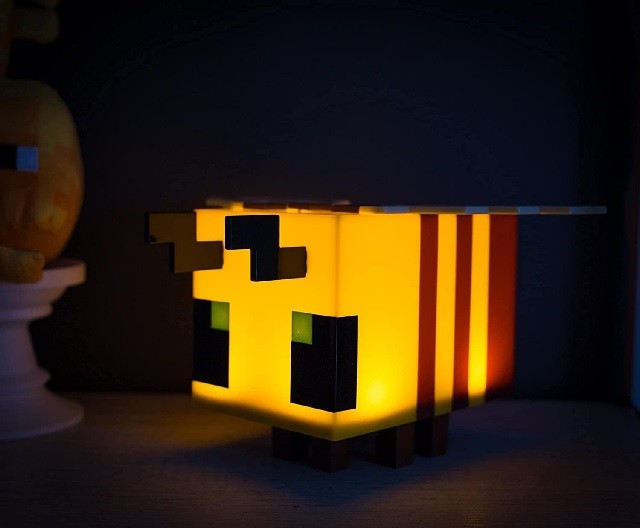 Đèn Ngủ Hình Ong Minecraft: Thắp sáng căn phòng của bạn với chú ong pixel đáng yêu, một món đồ trang trí độc đáo.