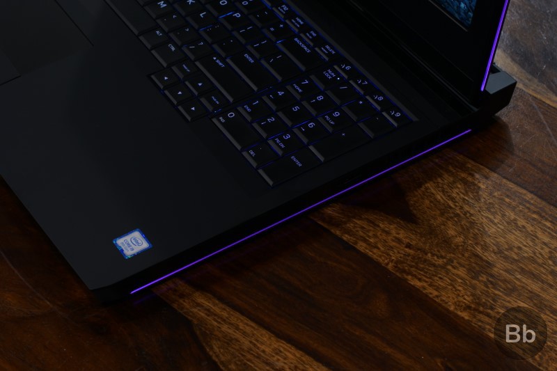 Đèn RGB ở cạnh bên của Alienware 17 R5